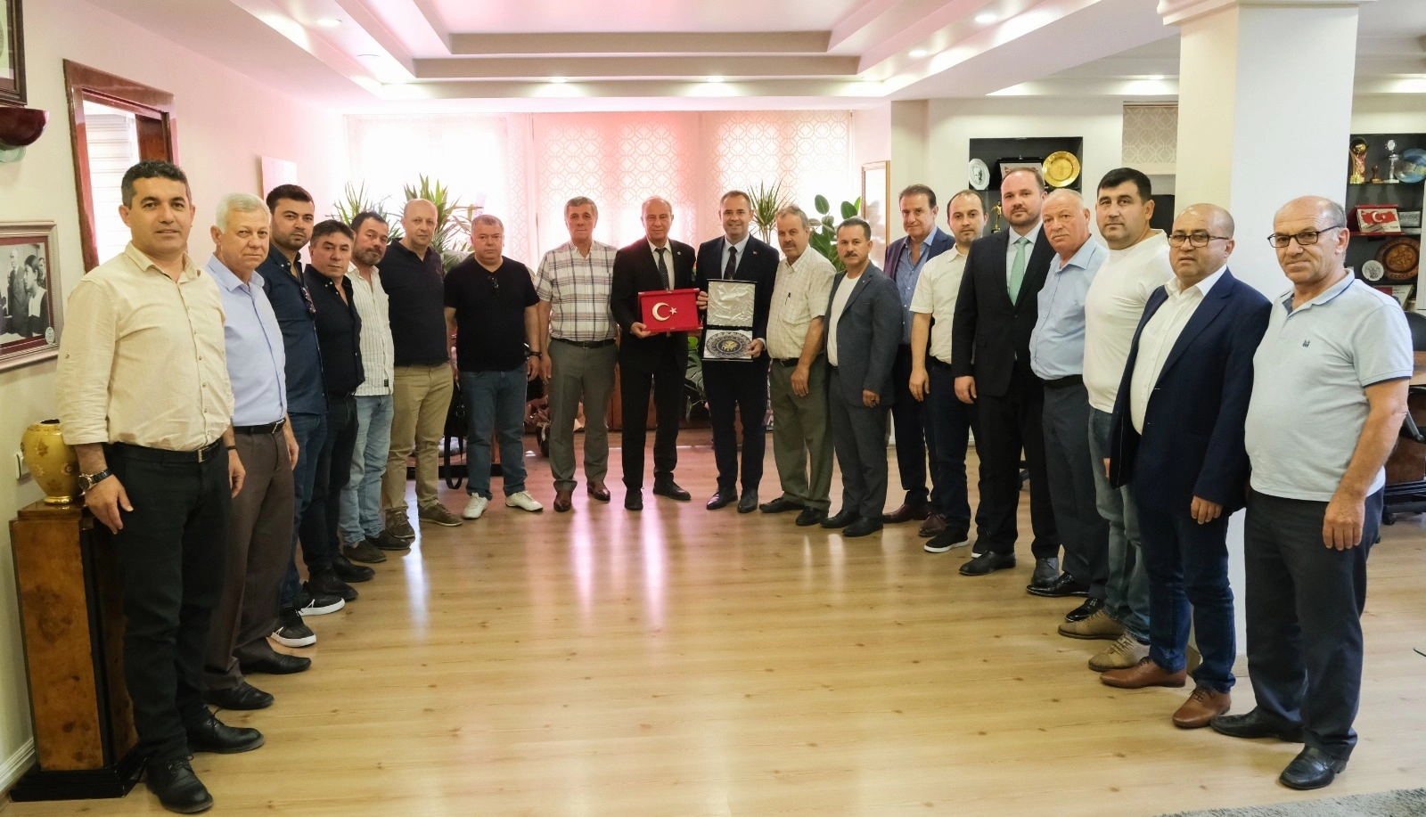 Kırklareli Ticaret Borsası Yönetim Kurulu Başkanı Turhan Altıntel başkanlığındaki Ticaret Borsası heyeti Kırklareli Belediye Başkanı Derya Bulut' u ziyaret etti.