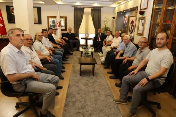 Kırklareli Ticaret Borsası Yönetim Kurulu Başkanı Turhan Altıntel, Yönetim Kurulu ve Meclis Üyeleri ile birlikte Kırklareli Belediye Başkanı Derya Bulut' u ziyaret ettiler. 
