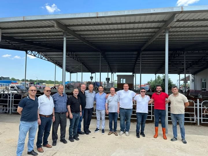 Kurban Bayramı'nın arefe gününde Yönetim Kurulu Başkanı Turhan Altıntel, Yönetim Kurulu ve Meclis Üyeleri ile birlikte Canlı Hayvan Satış Tesislerini ziyaret etti.
